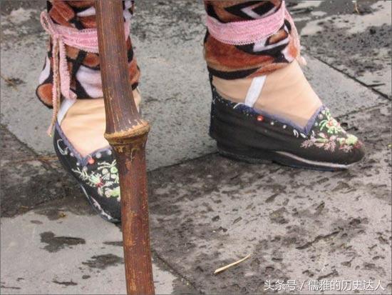 古代的缠足对女性的摧残有多大?为何古代男人们喜欢‘三寸金莲’