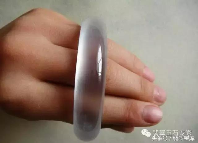 清代玻璃种五彩“翡翠”手镯现世，卖一个亿你说过不过分？