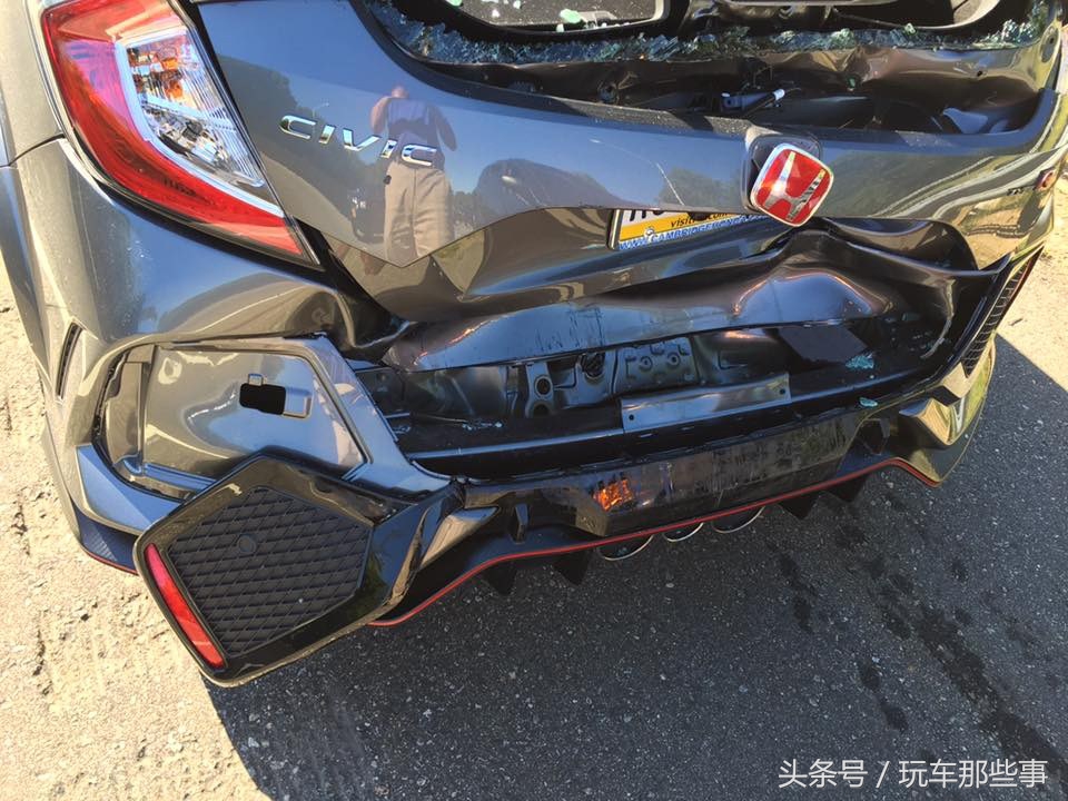 思域汽车被追尾后备箱变形,70多万新款思域