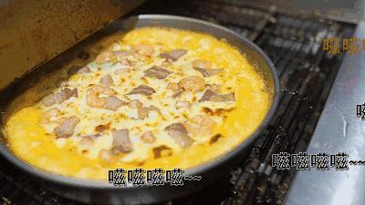 汪涵吴秀波关之琳宋茜刷爆票圈时，这个镶金边的pizza却火了