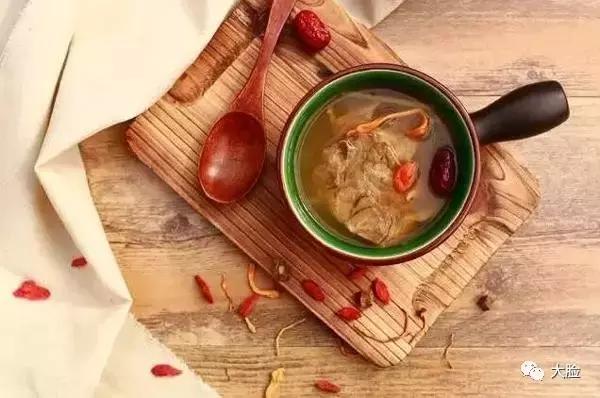 遮眼袋步骤图大全,三个动作去除大眼袋年轻18岁