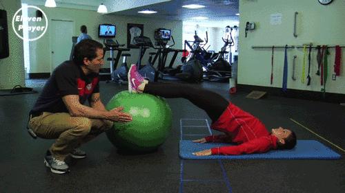 足球运动员保护膝盖的锻炼方法,足球训练如何保护膝盖