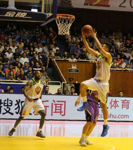中国nbl篮球打架场面,nba中国篮球比赛打架事件