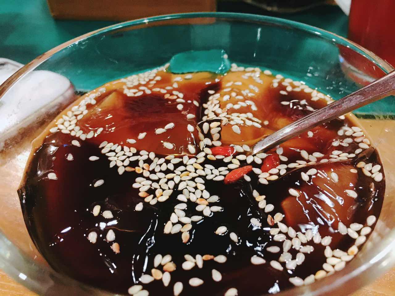 脚步丈量风情,在北京胡同里遇见嘻嘻辣串儿啤—嘻嘻辣东直门店记