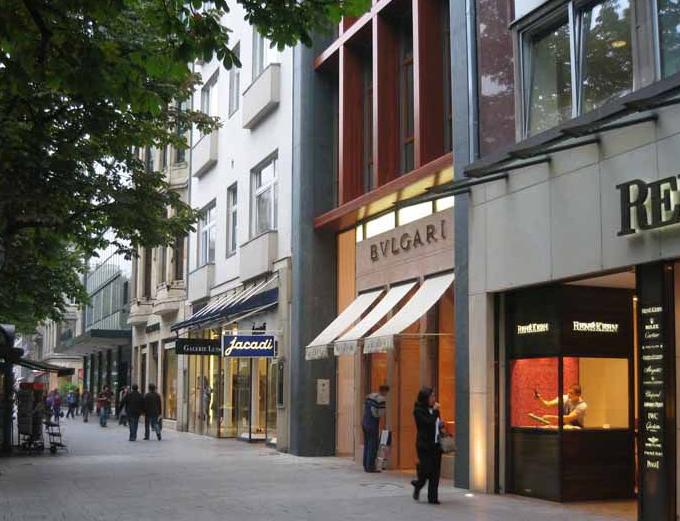 除了啤酒足球汽车，这里还有*情纵**的购物体验