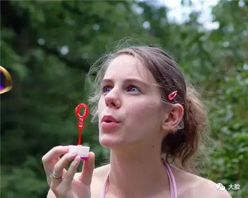 遮眼袋步骤图大全,三个动作去除大眼袋年轻18岁