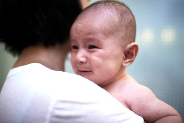 宝宝突然大哭宝妈赶紧安慰,宝宝哭闹时妈妈该怎么办