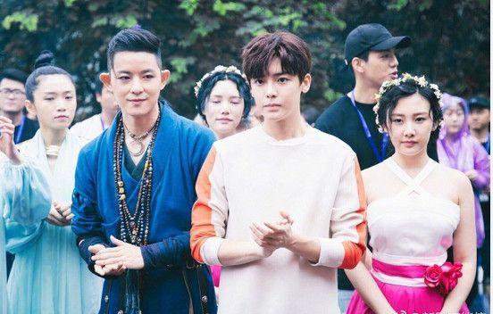 侯明昊这几年的颜值变化,侯明昊年轻时笑起来的样子