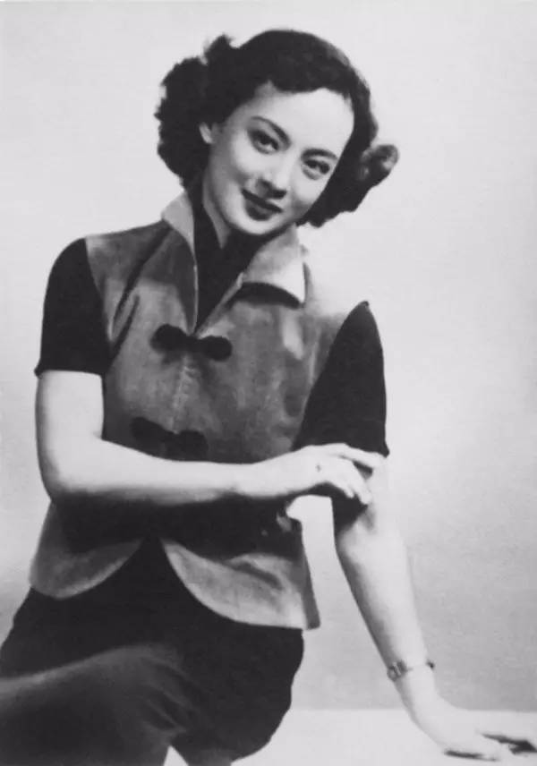 她是绝代美人,从影40余年演绎50多个形象,一生却只爱一个人