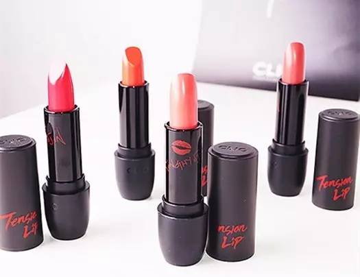 为什么美妆博主的口红都要涂出去 (美妆博主和普通人涂口红哪个好)