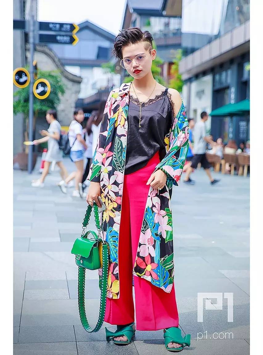 有这样一群摄影师，他们在街头用相机记录了成都人的时尚进化