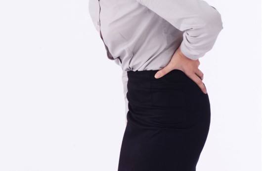 腰椎突出压迫坐骨神经痛怎么治疗,坐骨神经痛单侧屁股痛怎么治疗呢