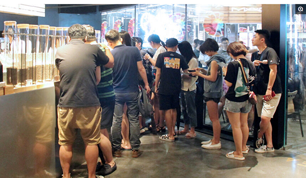 喜茶进京生意这么火？雷雨天也要排队2小时星巴克更是被虐成狗