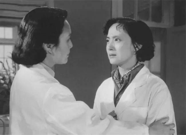 她是绝代美人,从影40余年演绎50多个形象,一生却只爱一个人