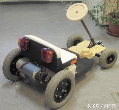 小伙自己动手做迷你电动四轮车,四轮电动小车简易制作