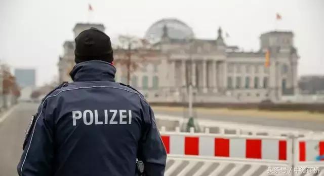 除了不能行纳粹礼，喝酒碰杯也必须注视着对方眼睛？