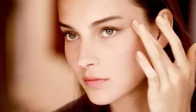 带妆情况下怎么补涂防晒呀,带妆如何正确补防晒