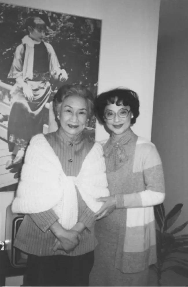 她是绝代美人,从影40余年演绎50多个形象,一生却只爱一个人