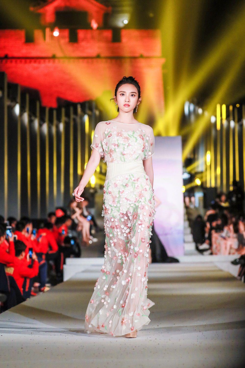 我们来了唐艺昕搞笑视频,我们来了第二季唐艺昕模仿