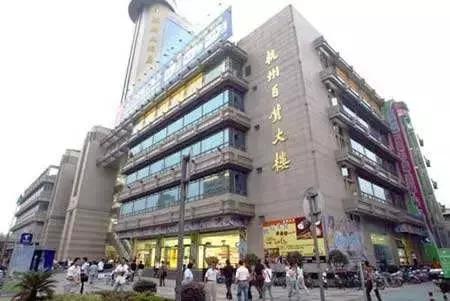 走过3570米，站在延安路尽头，闻到了这座城市繁华过尽的味道