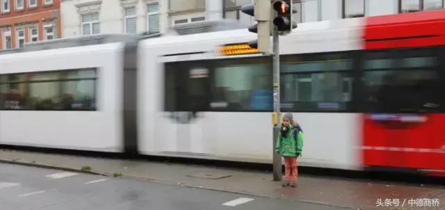 除了不能行纳粹礼，喝酒碰杯也必须注视着对方眼睛？