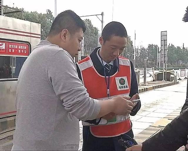 过收费站没带钱的解决方法如下,收费站没带钱怎么过