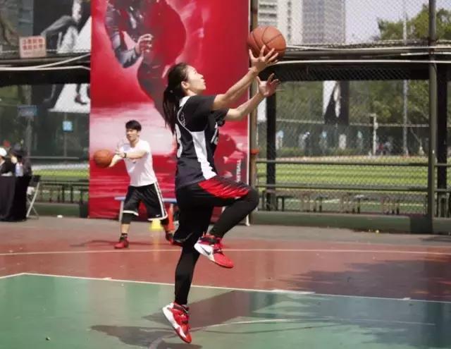 她是女版德鲁大叔，也是库里死忠！这个广东女孩打篮球很厉害