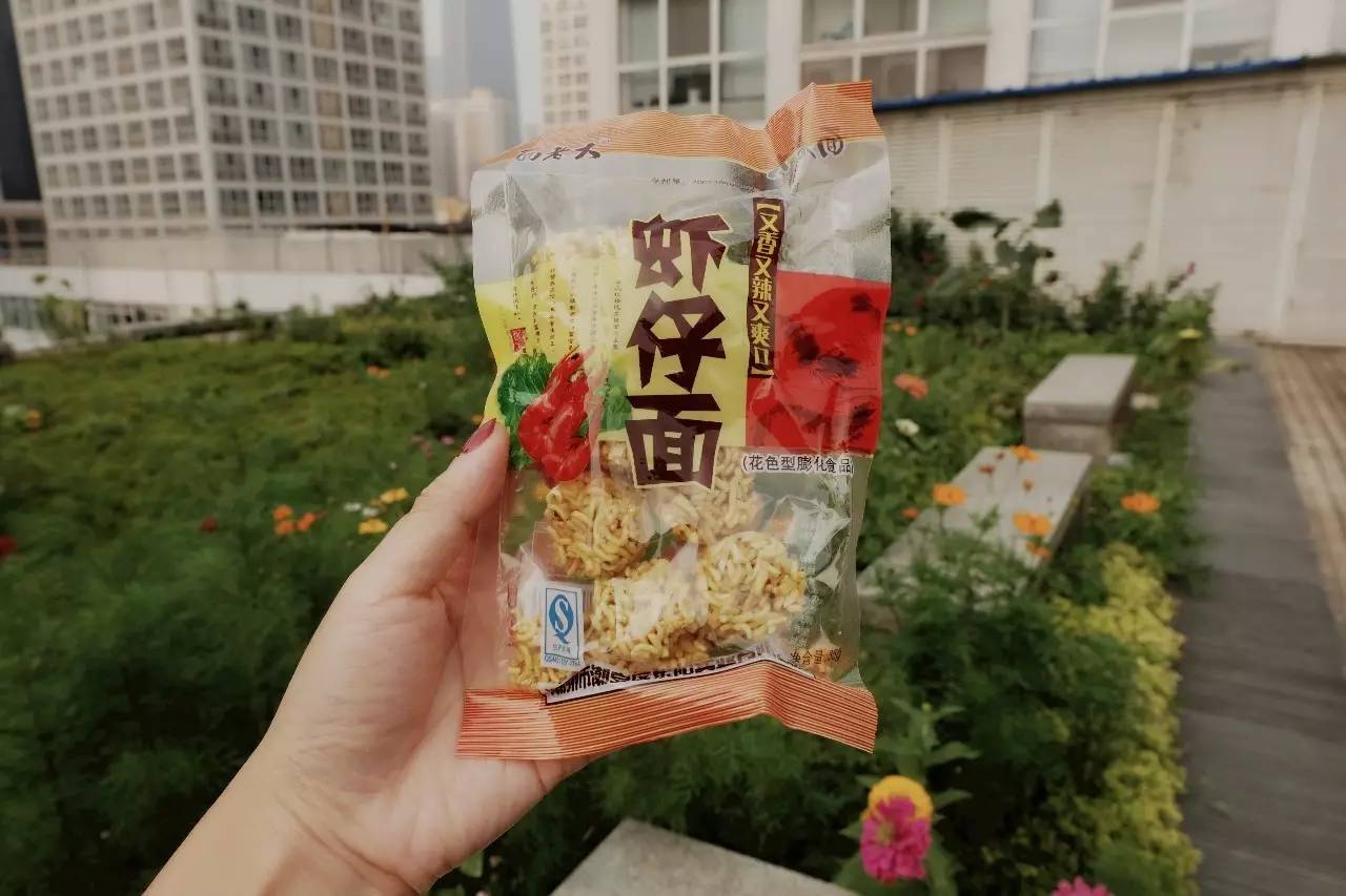 张君雅小浣熊小当家卫龙……谁才是真正的干脆面之王?