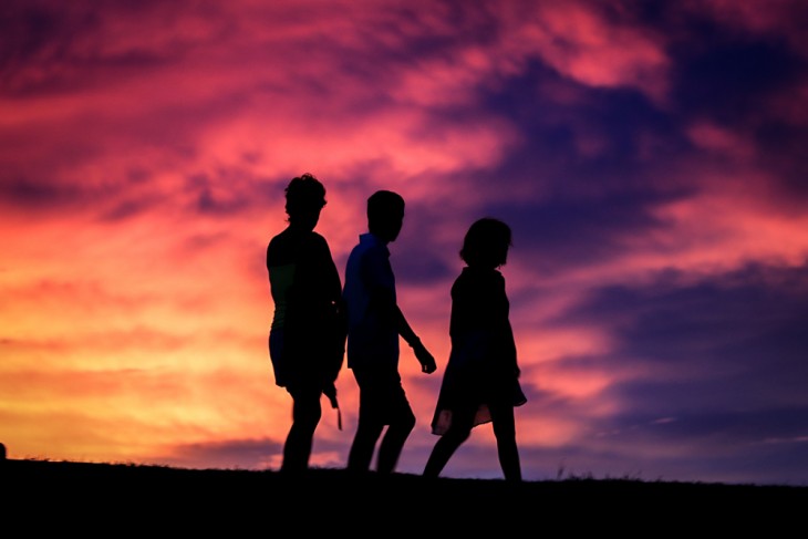 白天手机亮度太暗怎么办,手机太暗了怎么把手机调亮一点