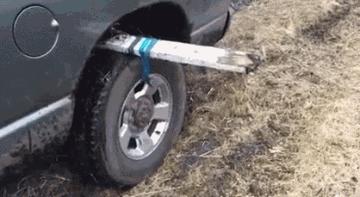 汽车陷进泥坑里怎么出来,车子陷进泥里教你一招解决问题