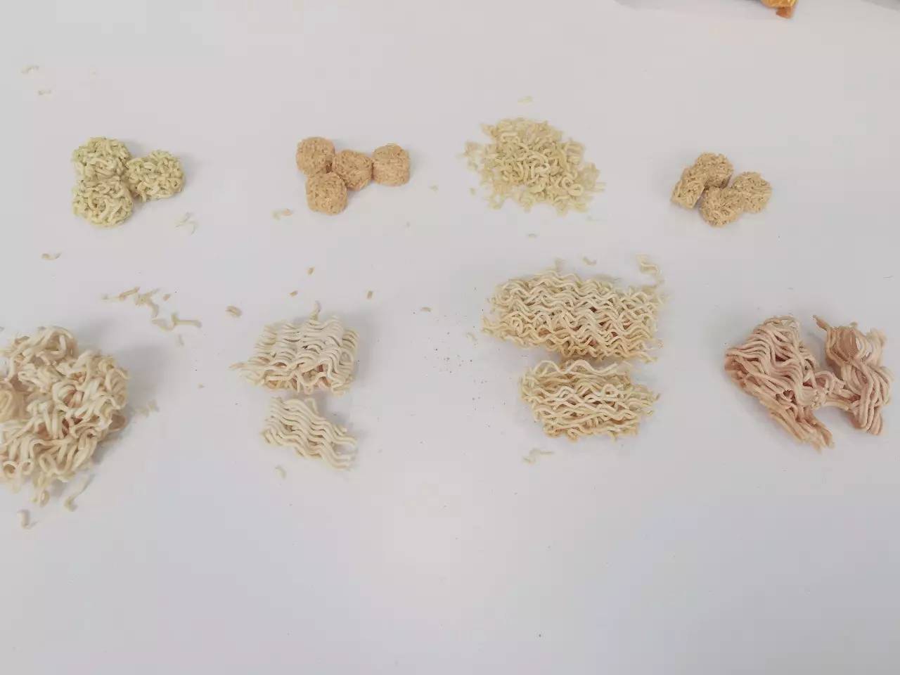 张君雅小浣熊小当家卫龙……谁才是真正的干脆面之王?