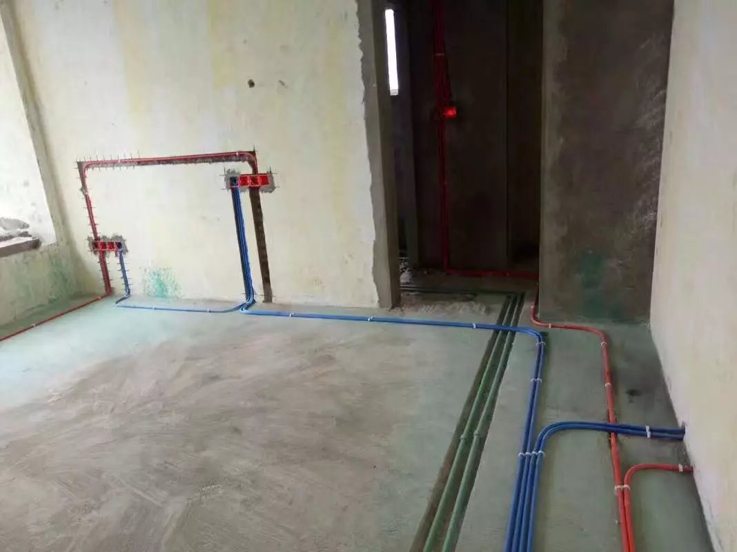 没住2年就爆水管漏电？别被黑心水电工骗了！教你一招安心住一世