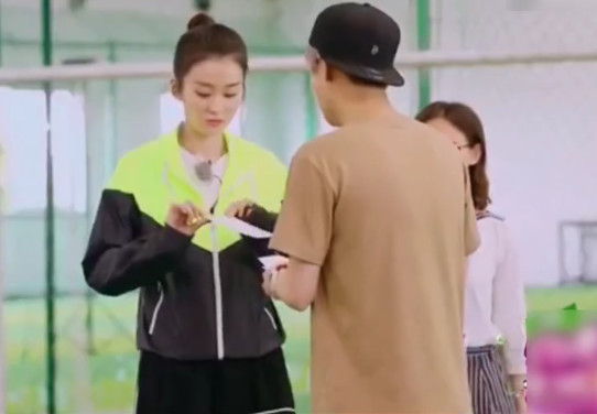 鹿晗乔欣踢球,鹿晗萝卜蹲完整版