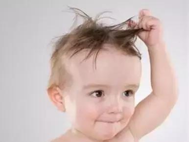 宝宝用小手打大人脸,宝宝用拳头打我