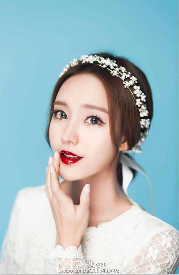 严智恩红裙,严智恩奢侈代言图片