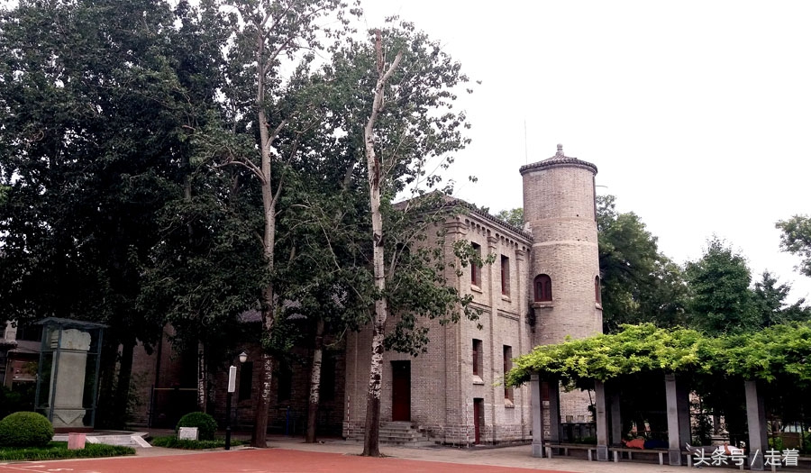 北京有个北海中学，今天归了四中，昨天也曾是有故事的地方