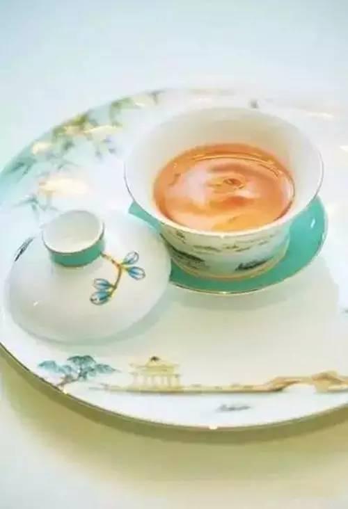 一般餐厅餐盘摆放技巧,餐厅上菜托盘