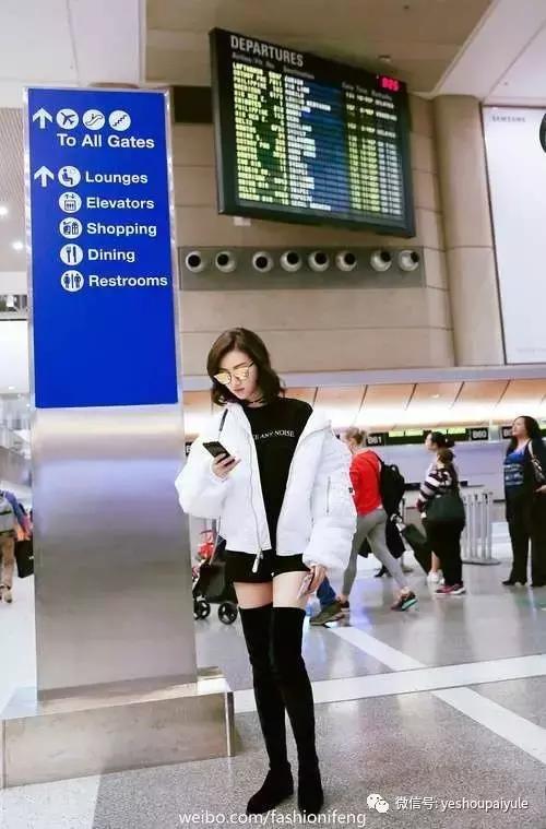 明星尬拍名场面,明星机场撞柱子尬舞