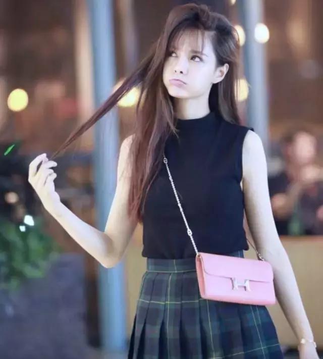 明星尬拍名场面,明星机场撞柱子尬舞