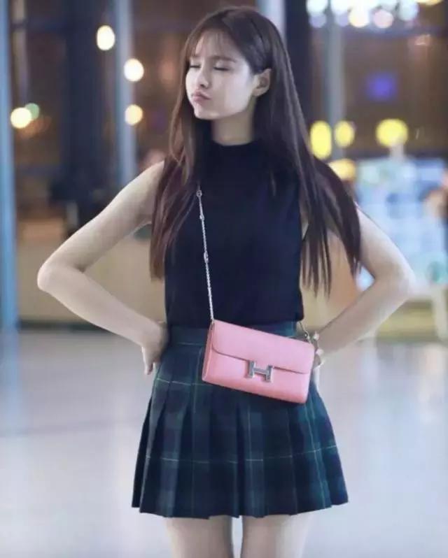 明星尬拍名场面,明星机场撞柱子尬舞