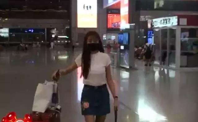 明星尬拍名场面,明星机场撞柱子尬舞