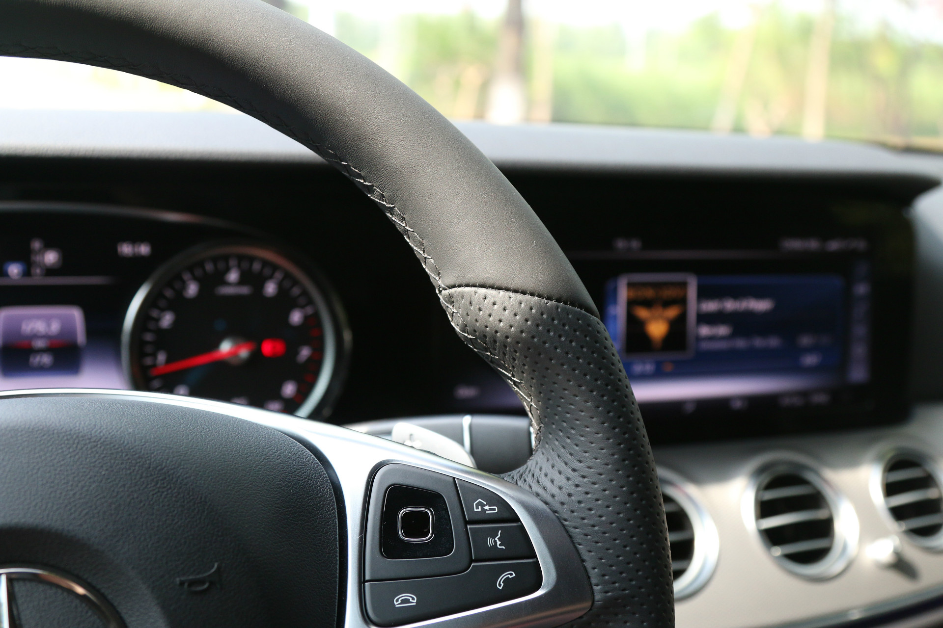 奔驰e级e200的争议点,奔驰e级2024款e200配置参数