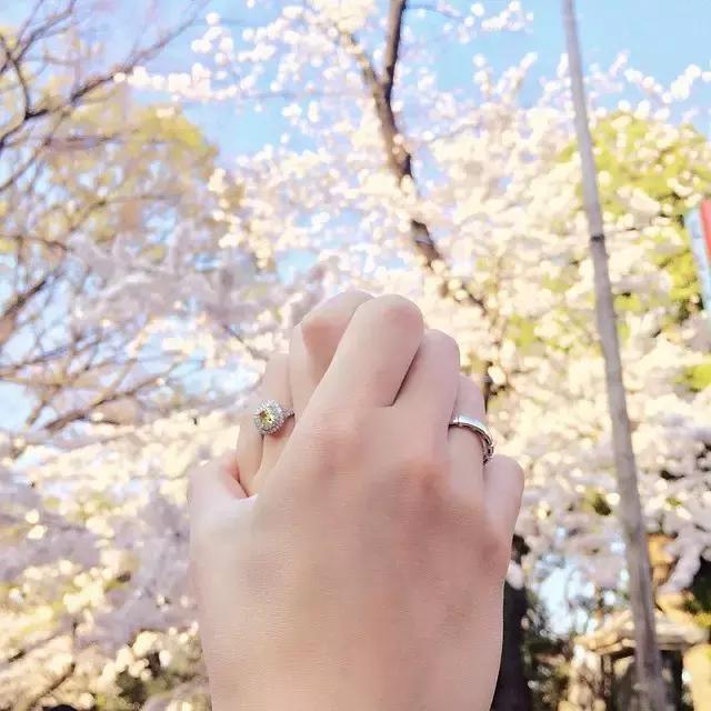 他的朋友圈里都是她,你的朋友圈全是她的照片