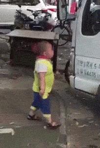 我想，把同桌地上的那个小东西拿过来我用