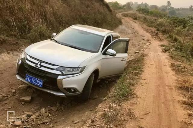 她单枪匹马从杭州出发,开着开着到了非洲腹地