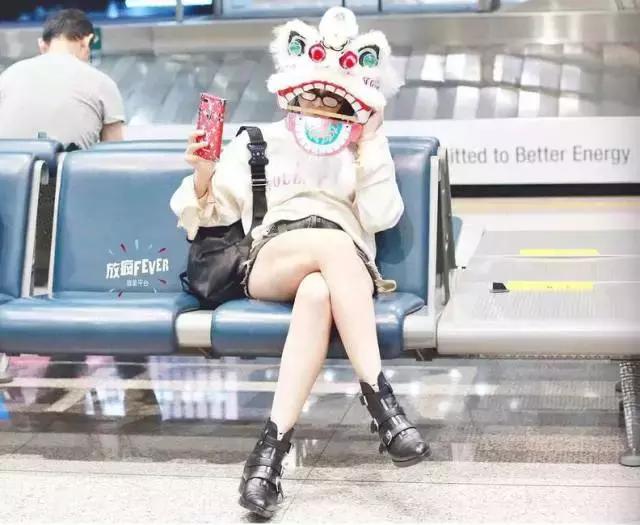 明星尬拍名场面,明星机场撞柱子尬舞