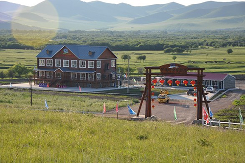 若尔盖草原房车营地,草原深处的房车营地