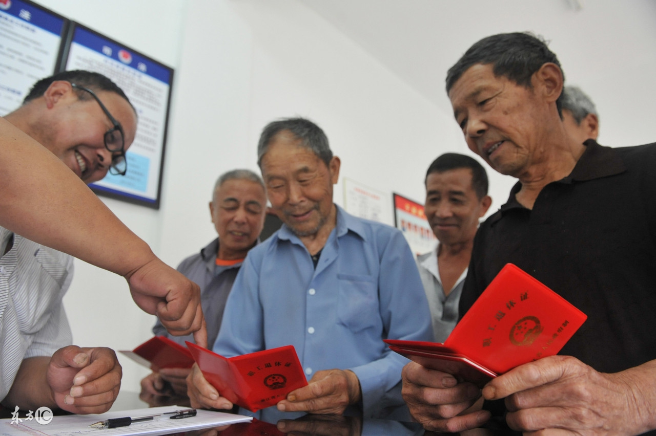 交社保10年到退休年龄能办退休吗,退休年龄到怎么申请退休金领多点