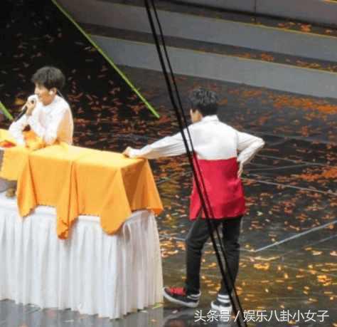 易烊千玺三小只演唱会同台跳舞,三小只易烊千玺现状