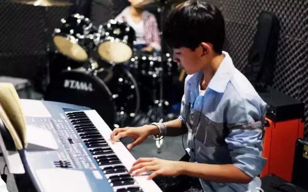 爱豆弹钢琴视频,会弹钢琴的女爱豆